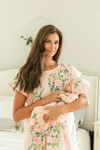 Vista 3 de Baby Be Mine Conjunto de mamá y bebé vestido de hospital de maternidad a juego para trabajo y parto Gownie para maternidad bolsa de hospital