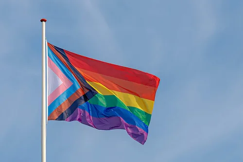Vista 3 de LOVEON - Bandera del orgullo del progreso arcoíris vibrante de poliéster de 3 x 5 pies - Perfecta para mostrar tu orgullo (1 unidad de 3 x 5 pies)