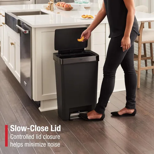 Vista 4 de Rubbermaid Serie Premier IV Contenedor de basura con tapa para pisar para el hogar y la cocina, 12.4 galones, tapa de acero inoxidable color carbón