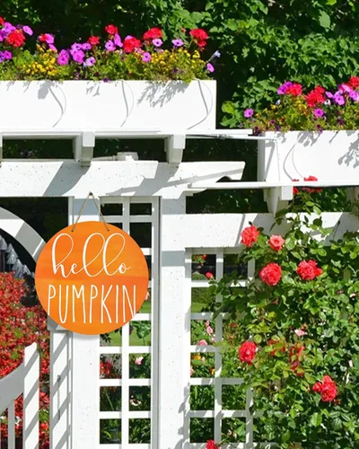 Vista 2 de Letrero de bienvenida de temporada para puerta delantera, con texto en inglés "Hello Pumpkin Orange Fall Action", coronas redondas de madera