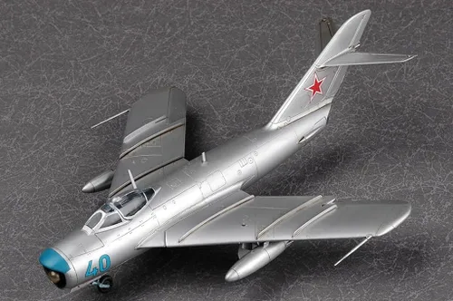 Vista 7 de Hobby Boss MiG-17PF Fresco D Kit de construcción de modelo de avión