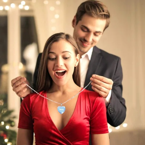 Vista 3 de ZYooch - Dije con la palabra Mom grabada para mujer collar de compromiso de diamantes de imitación joyas para regalar