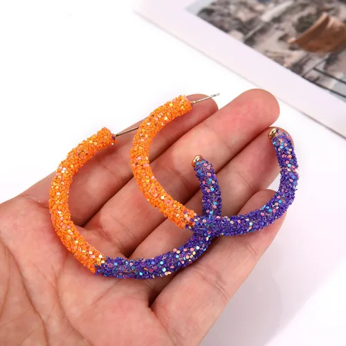 Vista 3 de Aretes de aro con purpurina para el día del juego, aretes de aro brillantes de doble colores para el día del juego, regalo de joyería para fanáticos