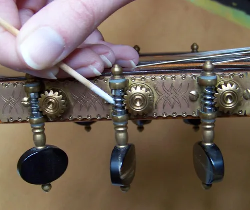 Vista 3 de Lubricante de guitarra KeyTone Line para ranuras de tuerca, máquinas de afinación, rendimiento de cuerdas