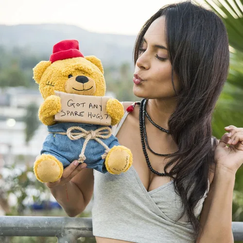 Vista 7 de Hollabears Oso de peluche para el día de San Valentín Hobo Got Any Spare Hugs de 10 pulgadas