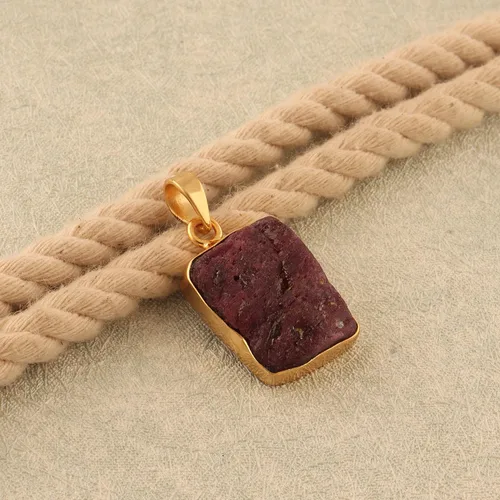 Vista 6 de Colgante de rubí, atractivo colgante de piedras preciosas crudas hecho a mano, regalo personalizado para ella, colgante de piedra natal