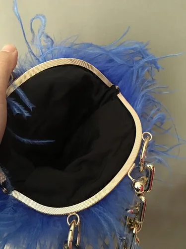 Vista 6 de Mini bolso de mano de plumas de avestruz para mujer con cadena de oro grande para fiesta, felpa esponjosa y lujosa, Punta blanca y negra