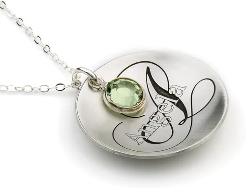 Vista 2 de Nombre abovedado como ningún otro personalizado con collar de piedra natal de Swarovski. El colgante de plata esterlina muestra un nombre y una