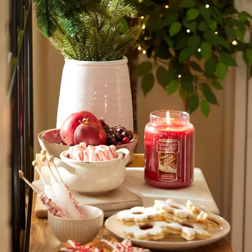 Vista 4 de Yankee Candle - Vela perfumada Sparkling Cinnamon, clásica de una sola mecha en tarro grande de 22 onzas, más de 110 horas de tiempo de combustión