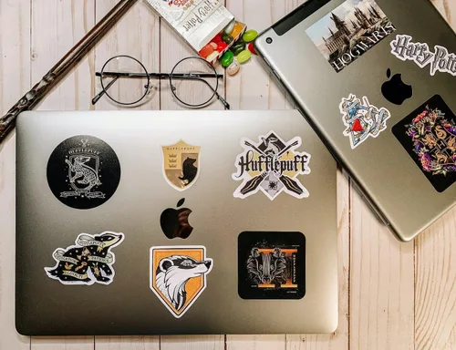 Vista 7 de Conquest Journals Harry Potter - Juego de 50 calcomanías de vinilo Hufflepuff impermeables y resistentes a los rayos ultravioleta, ideales