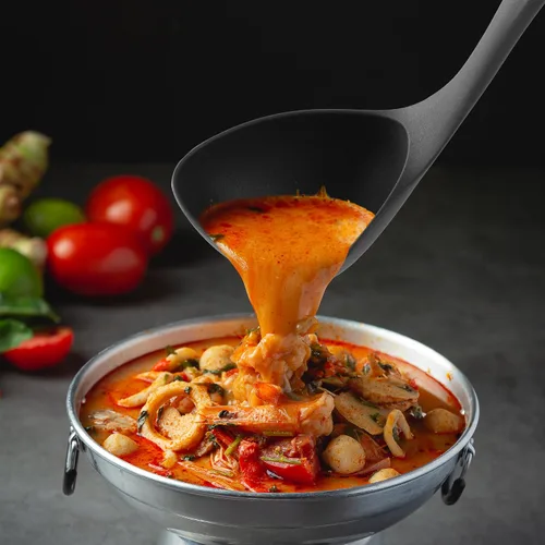 Vista 2 de Zulay Kitchen Cucharón para sopa: ergonómico, resistente al calor y versátil para servir sopa, chile, salsa y más, color negro