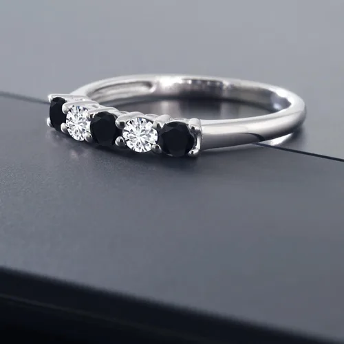 Vista 5 de Gem Stone King 050 Ct Round Black Onyx White Diamond 10K White Gold 5-Stone Band Ring