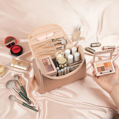 Vista 4 de Elegante estuche de maquillaje y aseo de viaje para mujer; estuche organizador de brochas y maquillaje de gran capacidad y hecho de cuero vegano
