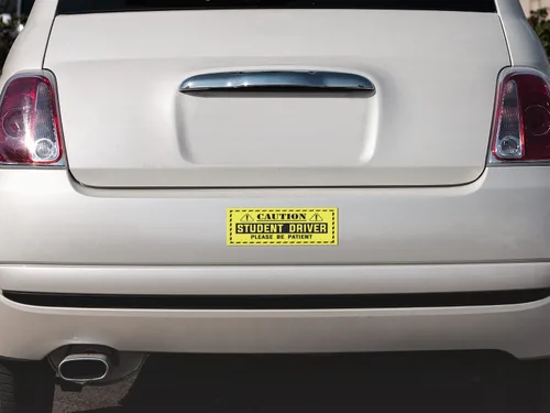 Vista 2 de Imán para parachoques de coche Student Driver – Auto Learning to Drive Magnetic Sign – 3 x 9 pulgadas. Paquete de 2 precauciones para estudiantes