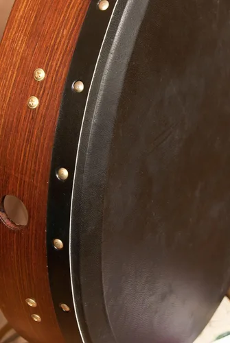 Vista 4 de Tunable Sheesham Bodhrán - Barra transversal 18"x3.5", piel de cabra negra