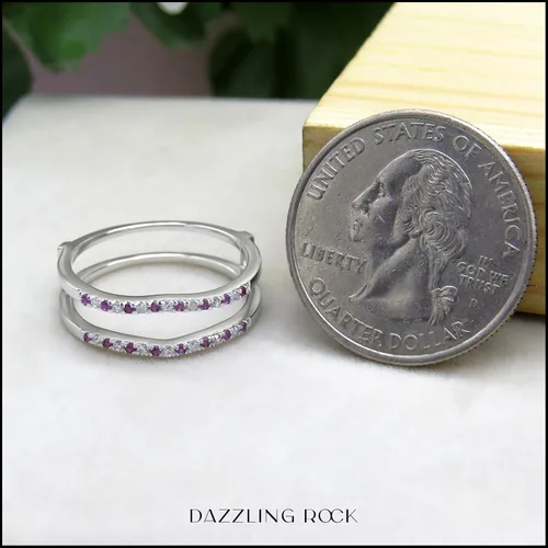 Vista 3 de Dazzlingrock Collection Anillo de protección redondo alternativo de zafiro rosa y diamante blanco para mujer en oro macizo de 10 quilates