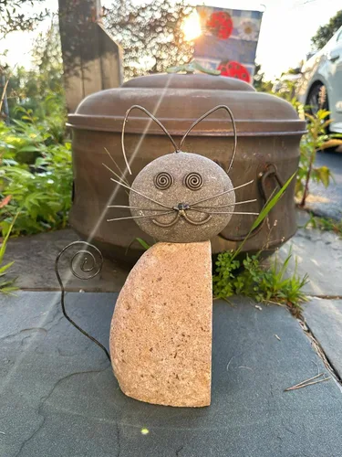 Vista 7 de Estatua de gato de piedra para exteriores (hecha a mano con rocas de río naturales) Decoración de escultura exterior de Happy Gardens para amantes