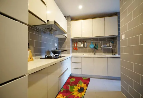 Vista 2 de Kuizee Alfombra de cocina con diseño de girasoles y rayas rojas, alfombra de baño, antideslizante, suave, absorbente de agua, 39 x 20 pulgadas