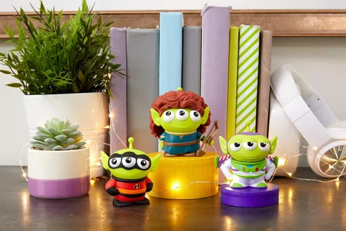 Vista 5 de Figuras de personajes Pixar Alien Remix paquete de 3 de 3 pulgadas, Mr. Incredible de The Incredibles, Buzz Lightyear de Toy Story y Mérida