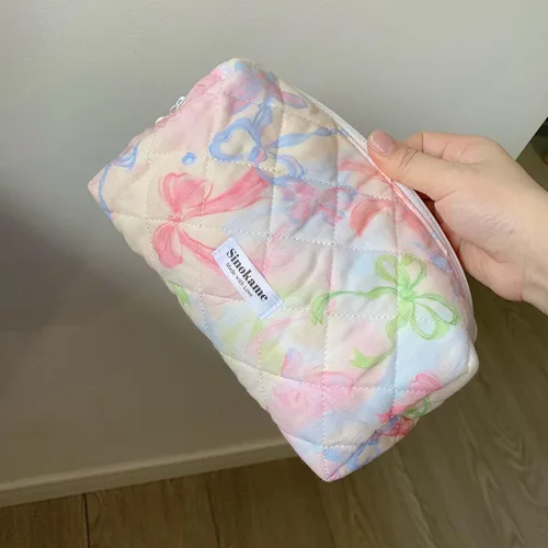 Vista 5 de SINOKAME Bolsa de maquillaje acolchada de algodón, pequeña, con lazo de coqueta, bolsa de cosméticos estética, bolsa de almacenamiento de viaje