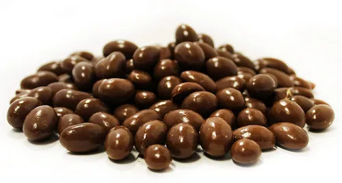 Vista 2 de Its Delish - Cacahuetes cubiertos de chocolate con leche gourmet – Bolsa a granel de 1 libra – Cacahuetes recubiertos de chocolate negro lácteo