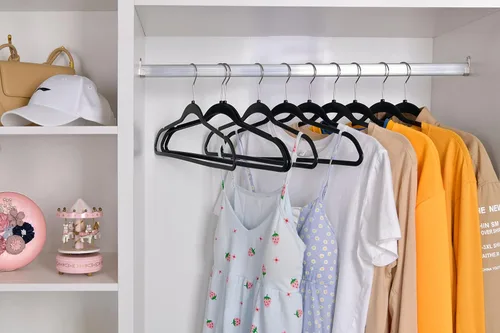 Vista 3 de Quality Hangers Paquete de 20 perchas de plástico para ropa, perchas delgadas sin terciopelo con gancho cromado giratorio de 360° y muescas