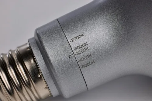 Vista 2 de Satco S11588; LED PAR38 de 13.3 vatios; base media; acabado plateado; CCT seleccionable; 120 voltios; ángulo de haz de 25 grados
