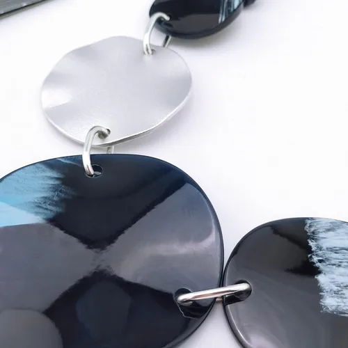 Vista 4 de Bocar Collar con colgante de acrílico irregular grueso para mujer, collar grande de 22 pulgadas