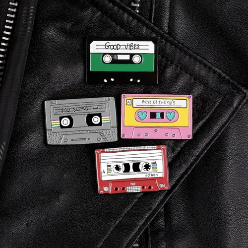 Vista 4 de Juego de pines esmaltados de anime, divertidos broches para mochila, chaqueta, ropa, insignias de solapa de dibujos animados, botones estéticos a