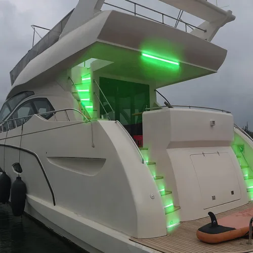 Vista 4 de Luces de cortesía marinas LED para barco RGBW montaje en superficie 10-24 voltios (20 pulgadas de longitud)