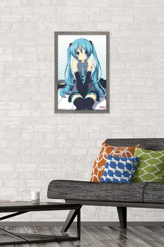 Vista 2 de Trends International Hatsune Miku - Póster de pared de llaves, 14.725 x 22.375 pulgadas, versión enmarcada de madera de granero