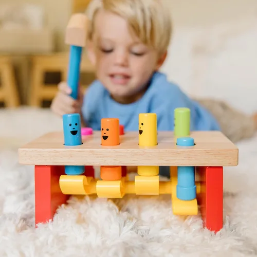 Vista 7 de Melissa & Doug, juguete de taller de madera con maza, Banca golpeada, Multicolor