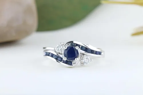 Vista 4 de Dazzlingrock Collection Juego de anillos de compromiso nupciales de zafiro azul y diamante blanco de 10 quilates, oro blanco