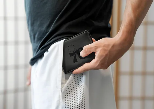 Vista 2 de Rico Industries - Cartera de diseño delgado con grabado láser de la NBA, cartera con grabado láser estilo billetera - Gran regalo Negro