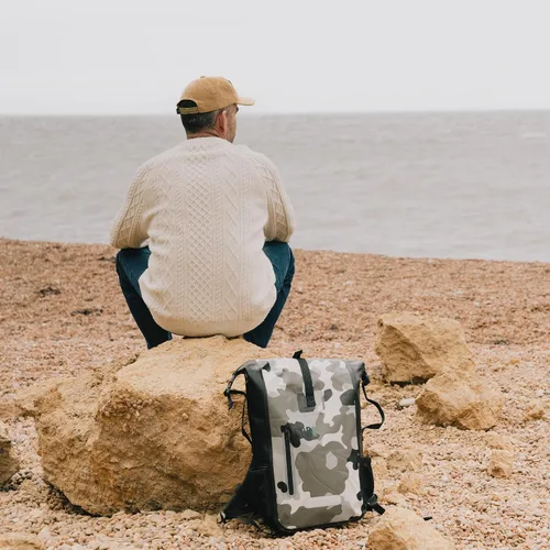 Vista 2 de COR Surf Mochila Impermeable de Bolsa Seca con Funda Acolchada para Portátil de 25L y 40L Paquete Enrollable de Servicio Pesado, Camuflaje, 25 L