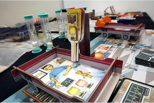 Vista 5 de Artipiagames Rush M.D.: Expansión UCI - Juego de mesa cooperativo Artipia Games, colocación de trabajadores, estrategia, edades 14+, 1-4 jugadores