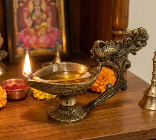 Vista 7 de Esplanade Aarti Diya de latón con mango de madera – Deepak tradicional para Pooja, templo, lámpara de aceite Diwali, Navratri Diya, Dhoop Dani