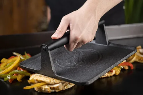 Vista 2 de Blackstone 5554 Prensa para parrilla de hierro fundido pre-sazonada, 10 x 10 x 4 pulgadas Firma, base extra ancha XL, resistente, mango resistente