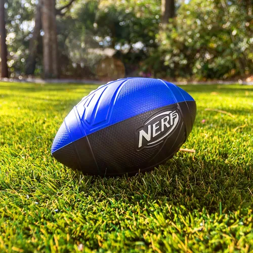 Vista 4 de Nerf Pro Grip - Pelota de fútbol americana, azul, pelota de espuma clásica, fácil de atrapar y lanzar, juguetes deportivos, regalos de Navidad