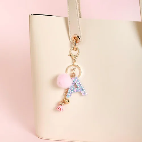 Vista 4 de OKAICEN Llavero con letra inicial del alfabeto de resina rosa y morado para mujer, bolso con pompón de piel