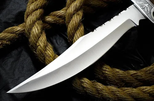 Vista 7 de 2a's Knives Cuchillo Bowie de acero D2 hecho a mano con funda, este cuchillo de corte tiene mango de madera grabado a mano.
