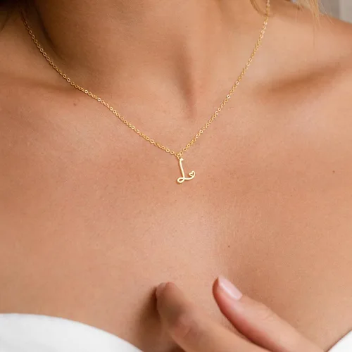Vista 2 de TEWIKY Collar con inicial para mujeres y niñas, collares rellenos de oro de 14 quilates, delicado collar con dije de letra de oro, moderno