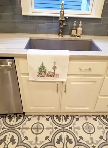 Vista 2 de Caroline's Treasures CK8100WTKT - Juego de 2 toallas de cocina con diseño de bulldog francés con diseño de país de las maravillas navideñas