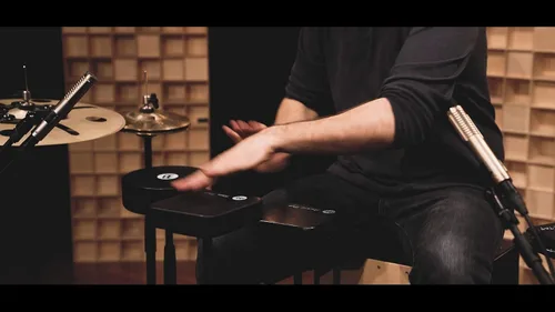 Vista 2 de Meinl Percussion Cajon grifo con jingleses de acero, no fabricado en China, cuerpo de madera dura con conexión roscada montable de 3/8 pulgadas