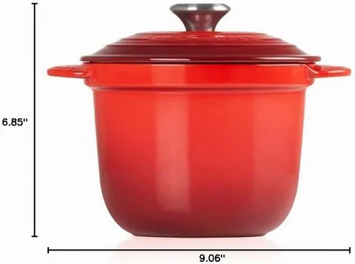 Vista 4 de Le Creuset - Arrocera de hierro fundido esmaltado con tapa y inserto de cerámica, 2.25 cuartos de galón, Cerise