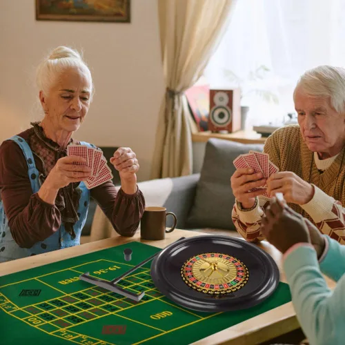 Vista 5 de Trademark, juego de póquer y ruleta de 16 pulgadas con accesorios