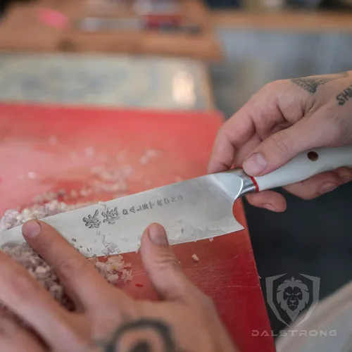 Vista 9 de Cuchillo de Chef Dalstrong - 8 pulgadas - Serie Phantom - Cuchillo de Cocina de Acero Japonés AUS8 de Alto Carbono - Mango G10 Blanco - Cuchillo