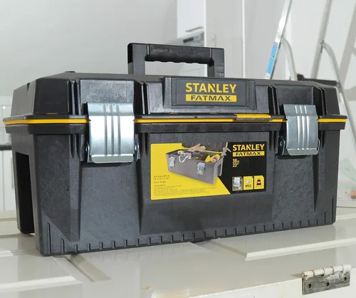 Vista 9 de STANLEY FATMAX - Caja de herramientas impermeable de 22.8 in, resistente al agua, gran capacidad de almacenamiento, ranura en V para corte extra