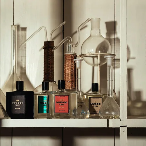 Vista 3 de Claus Porto Black Edition - EAU DE TOILETTE 3.4 fl oz, 3.4 onzas líquidas Aroma innovador, contemporáneo, seductor Vetiver, cedro, pachulí