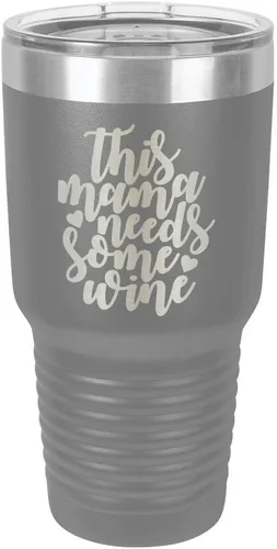 Vista 10 de Taza de viaje con texto en inglés "This Mama NEEDS SOME WINE 30oz con pajita grabada con láser, con divertidas citas en comparar con Yeti Rambler